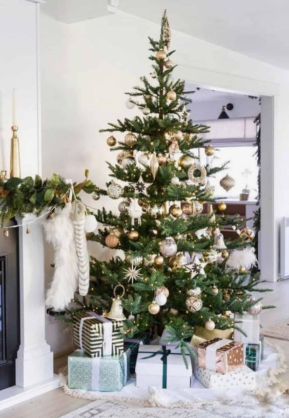 7 Tips To Decorate Your Christmas Tree Like A Pro